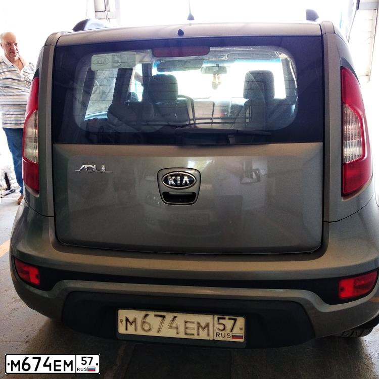 Фото автомобиля KIA SOUL, 2012 — госномер М674ЕМ57. Цвет: ПЕРЛАМ.-СЕРЕБРИСТЫЙ