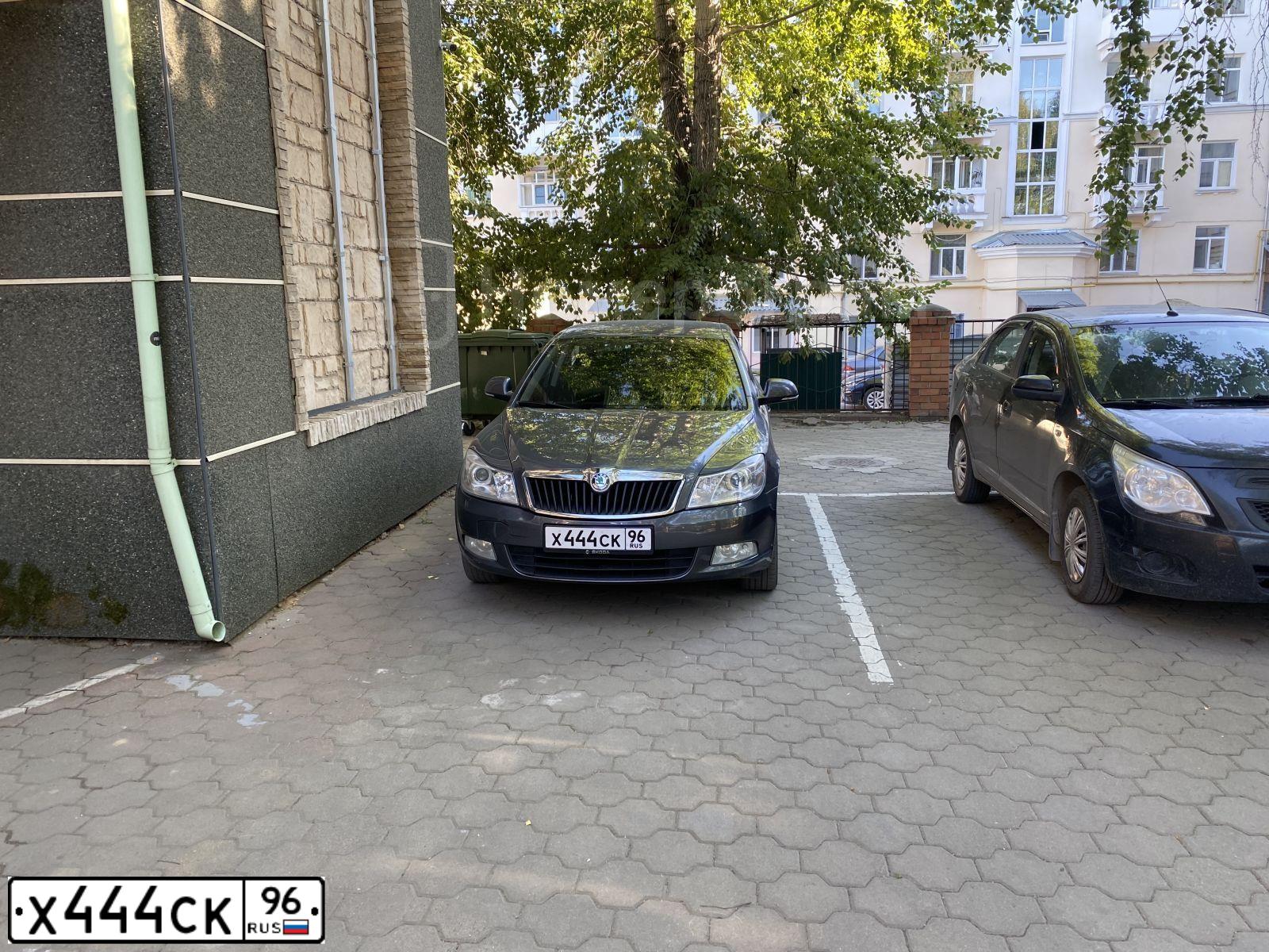Фото автомобиля SKODA OCTAVIA, 2011 — госномер Х444СК96. Цвет: Т.СЕРЫЙ