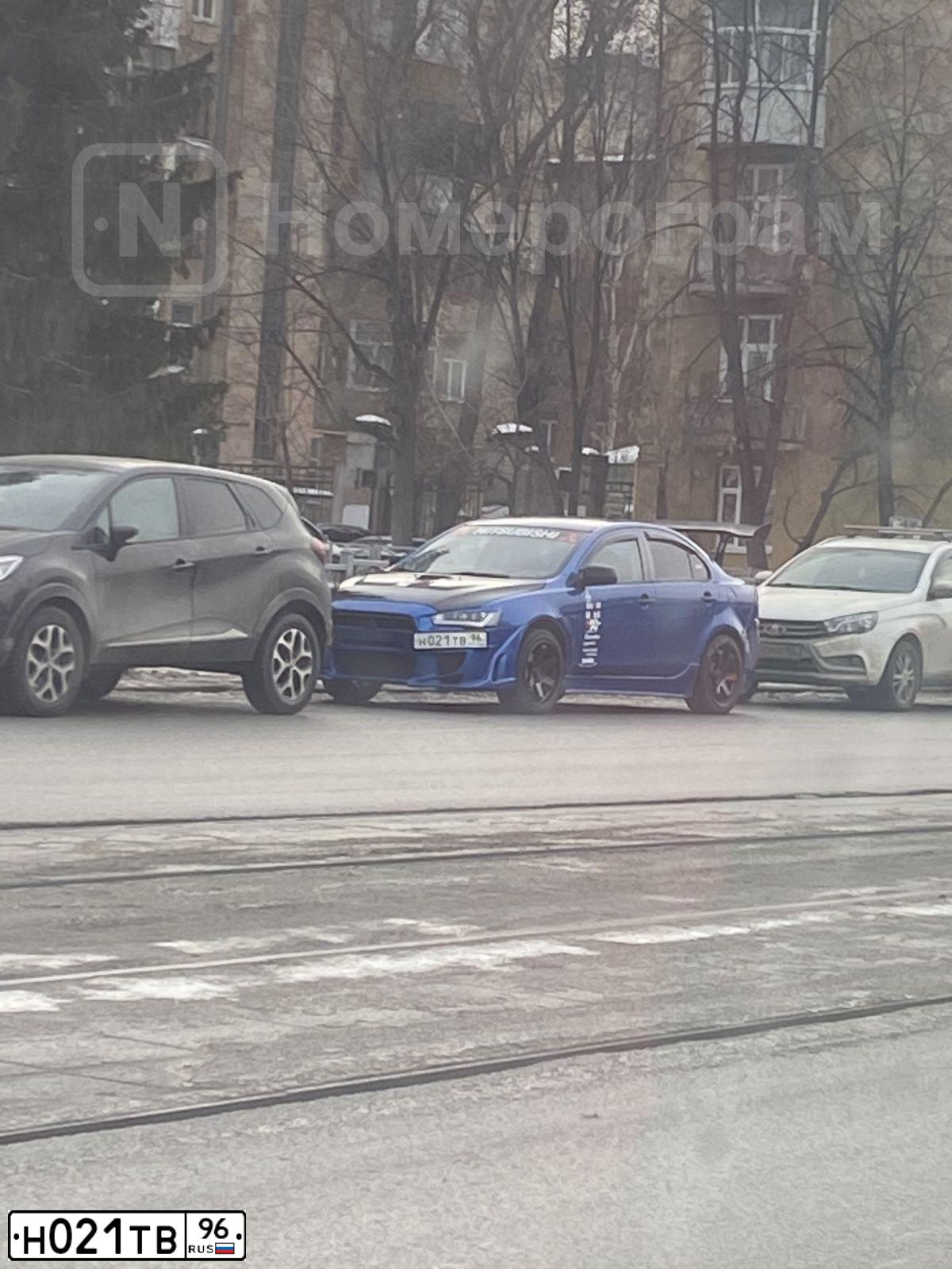 Фото автомобиля MITSUBISHI LANCER, 2008 — госномер Н021ТВ96. Цвет: СИНИЙ