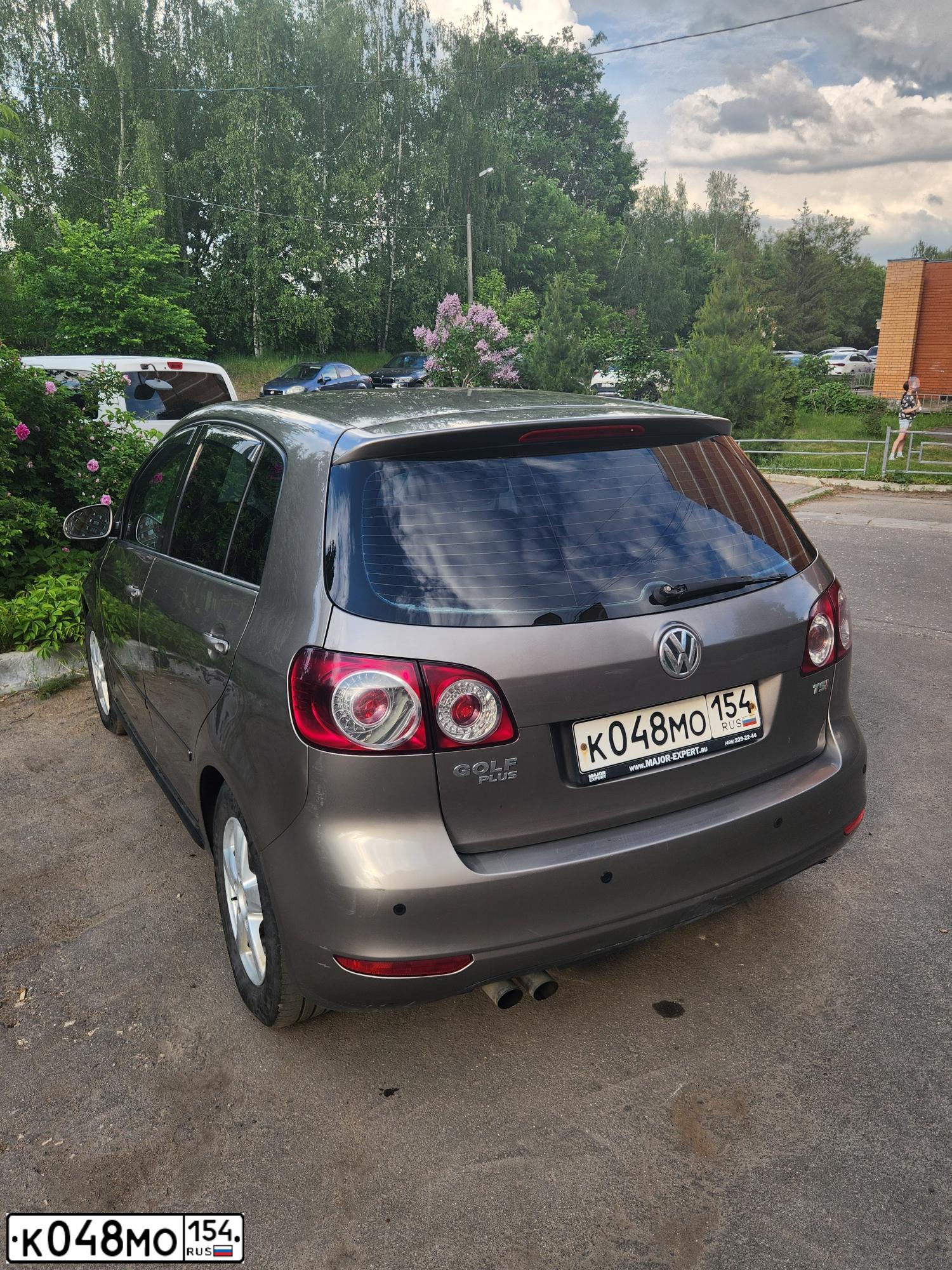 Фото автомобиля VOLKSWAGEN GOLF PLUS, 2012 — госномер К048МО154. Цвет: СЕРО-КОРИЧНЕВЫЙ