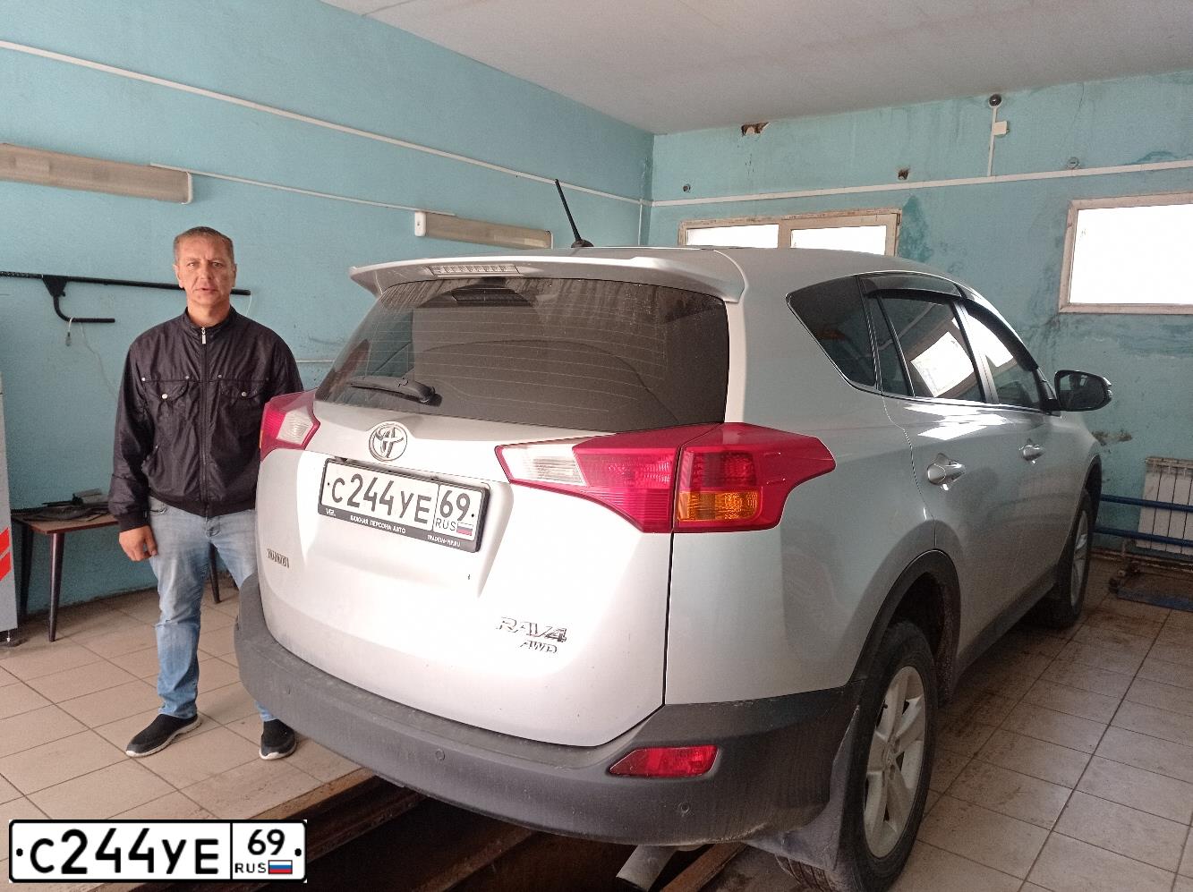 Фото автомобиля ТОЙОТА RAV4, 2013 — госномер К888РЕ69. Цвет: СЕРЕБРИСТЫЙ