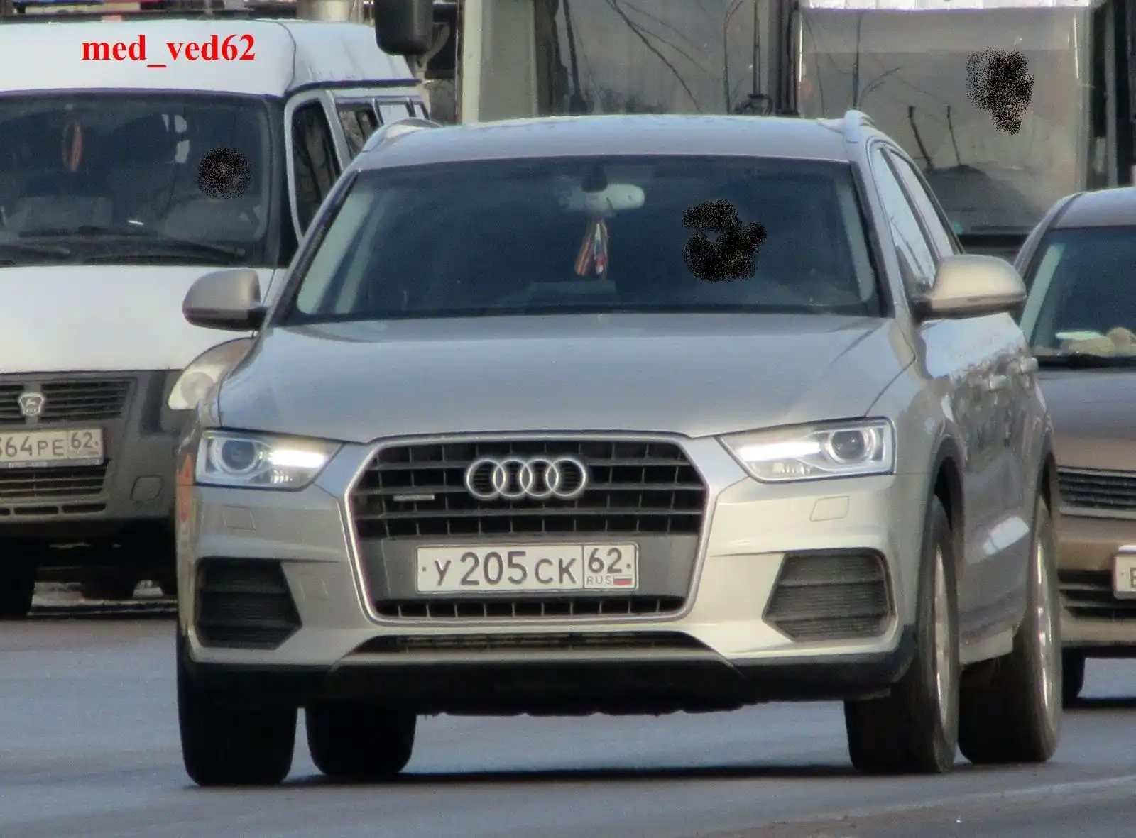 Фото автомобиля AUDI Q3, 2015 — госномер Х500ХЕ190. Цвет: СЕРО-ЗОЛОТИСТЫЙ