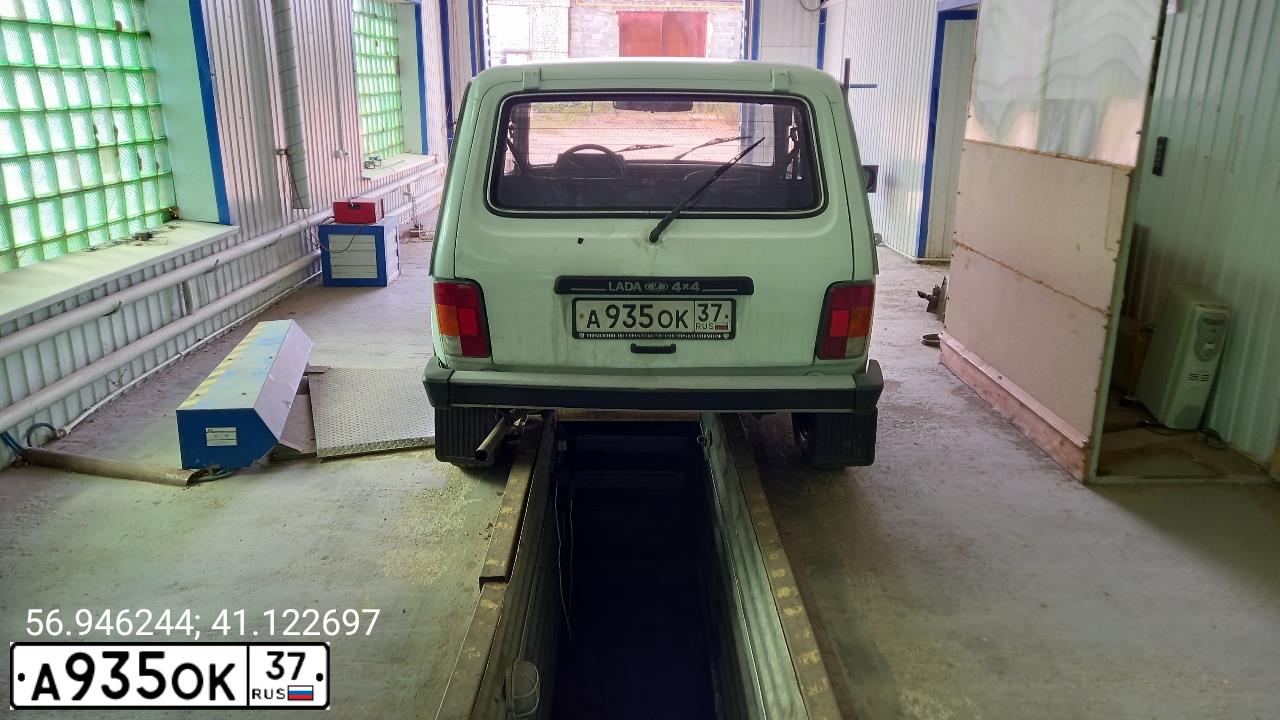 Фото автомобиля LADA 2121 NIVA, 2005 — госномер А935ОК37. Цвет: ЯРКО-БЕЛЫЙ