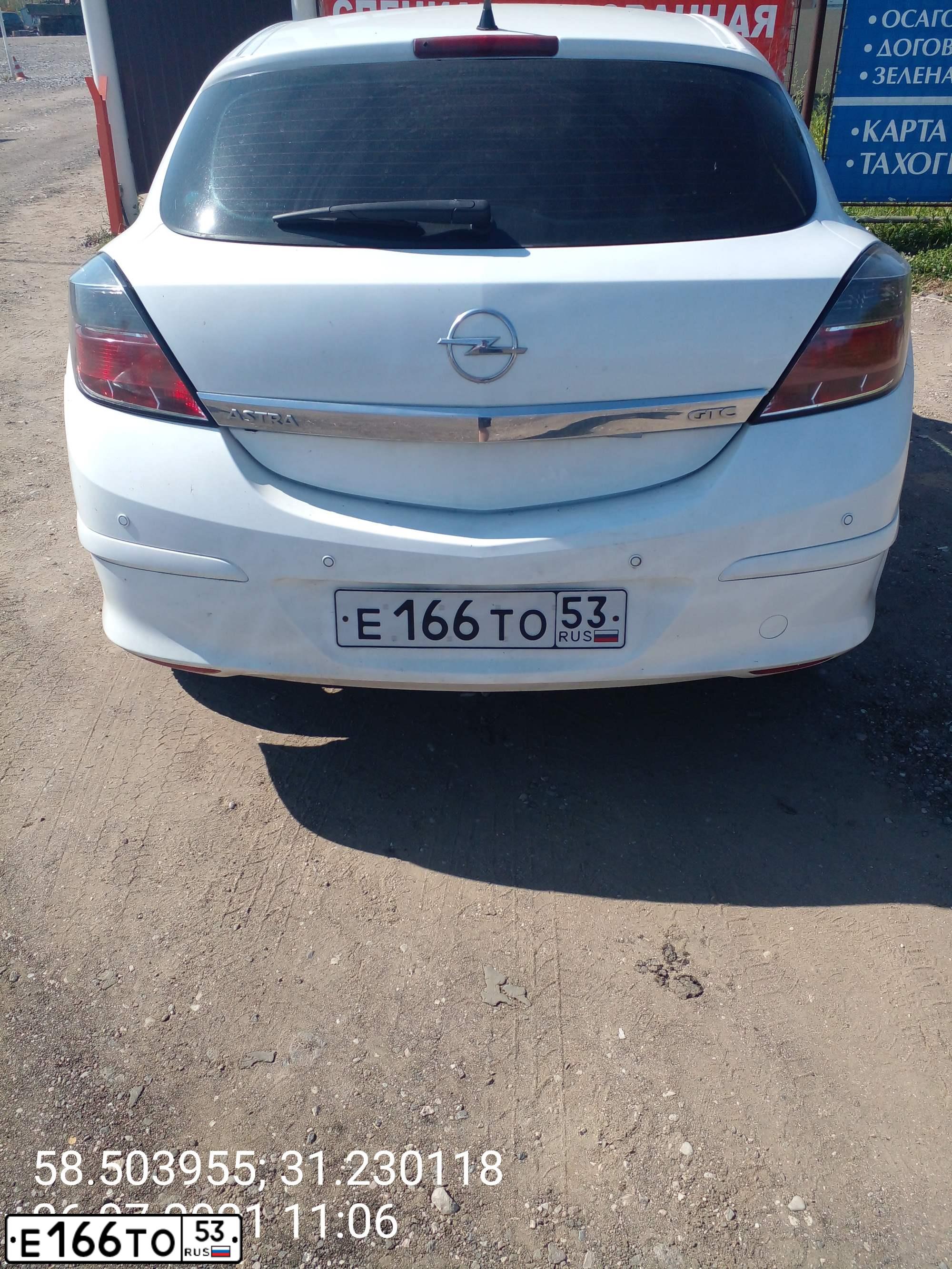 Фото автомобиля OPEL ASTRA, 2007 — госномер С218МА60. Цвет: Белый