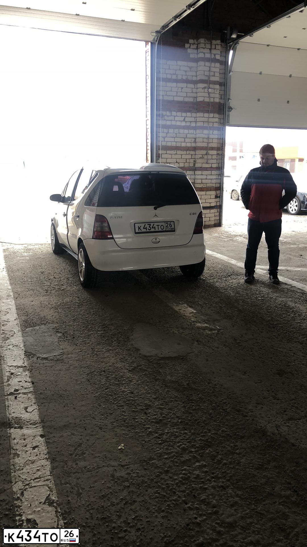 Фото автомобиля MERCEDES E-KLASSE, 2003 — госномер К033ХТ26. Цвет: БЕЛЫЙ (СЕРЕБРИСТЫЙ)