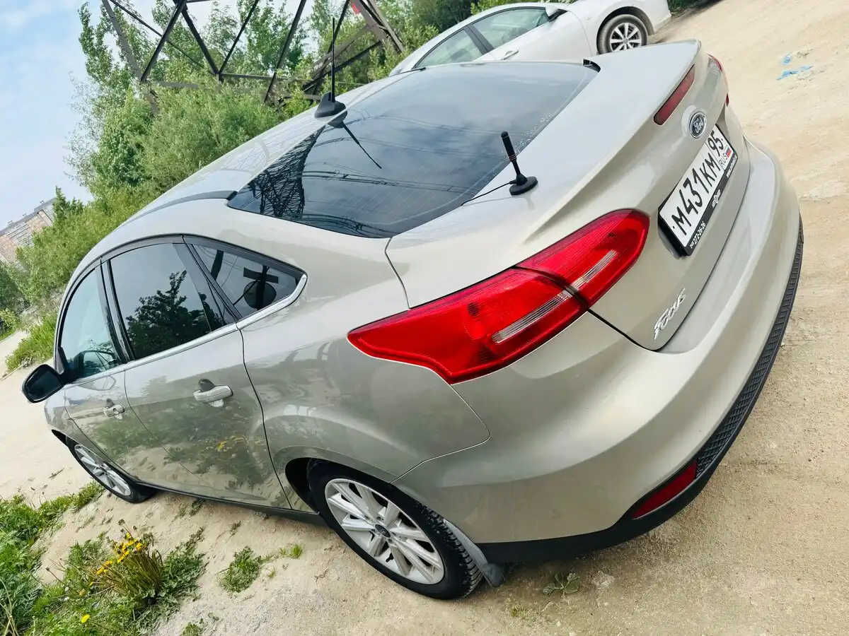Фото автомобиля FORD FOCUS, 2018 — госномер М431КМ95. Цвет: БЕЖЕВЫЙ