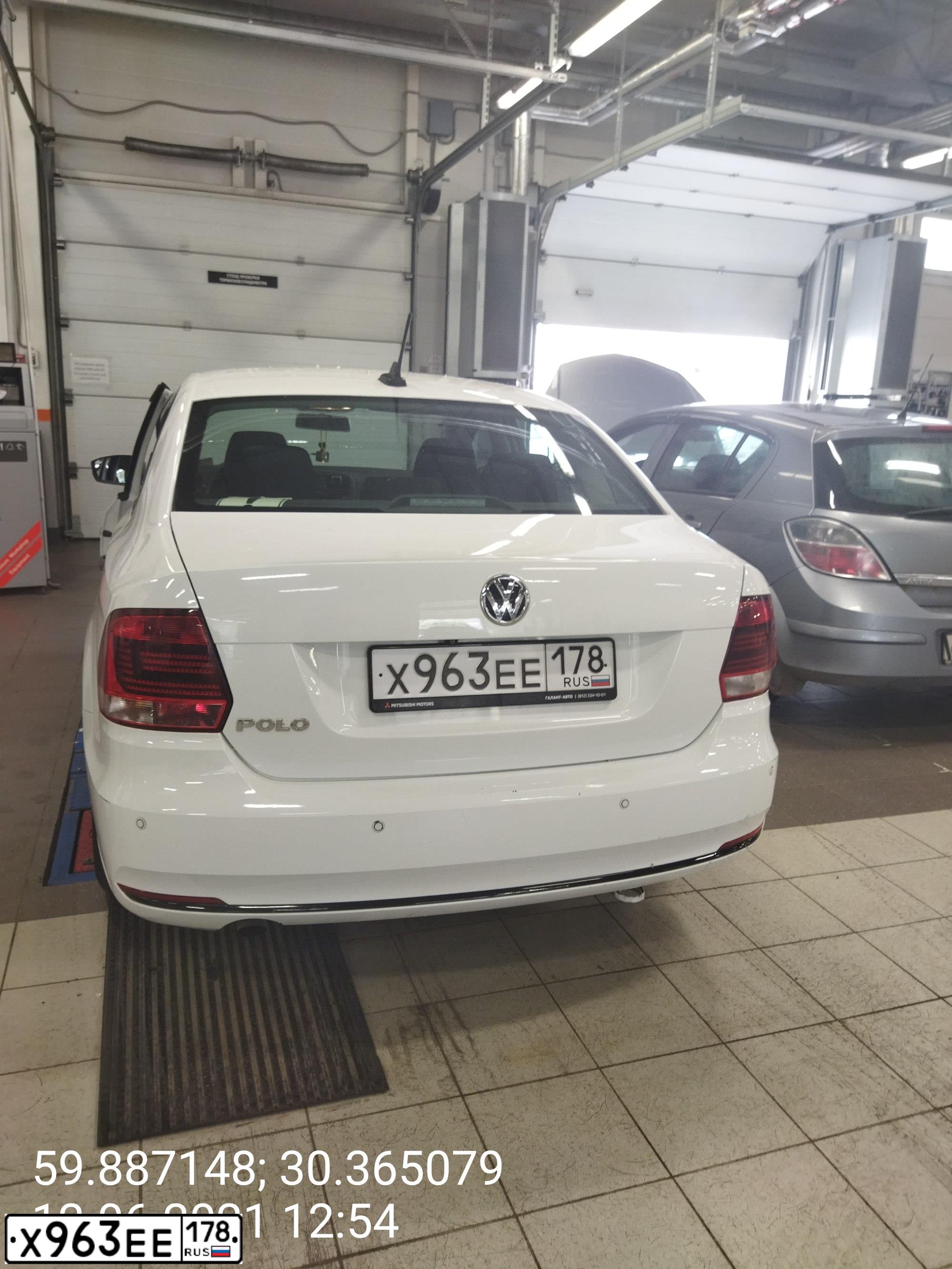 Фото автомобиля VOLKSWAGEN POLO, 2017 — госномер Х963ЕЕ178. Цвет: БЕЛЫЙ