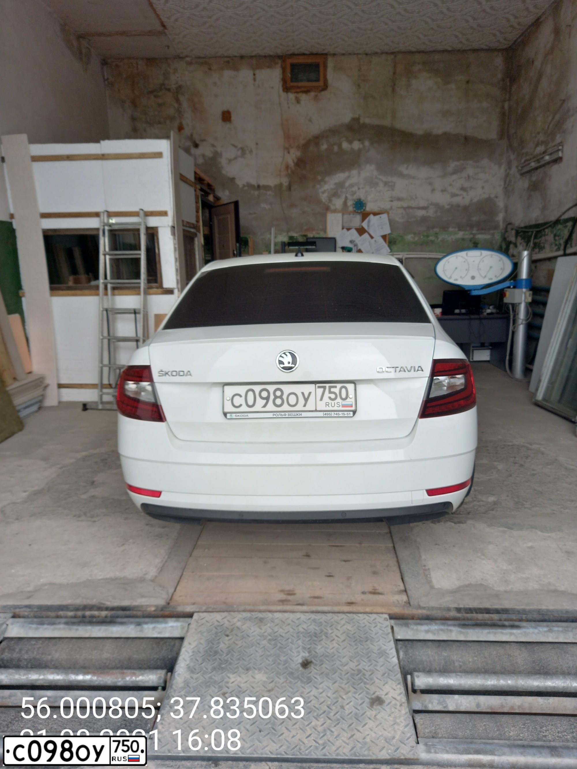 Фото автомобиля SKODA OCTAVIA, 2017 — госномер С098ОУ750. Цвет: Белый