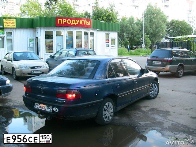 Фото автомобиля OPEL OMEGA, 1994 — госномер Е956СЕ150. Цвет: СИНИЙ
