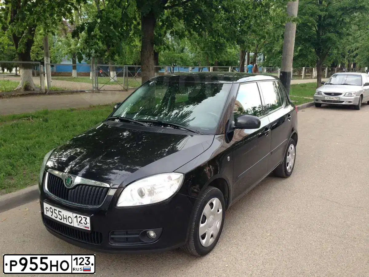 Фото автомобиля SKODA FABIA, 2008 — госномер Р955НО123. Цвет: ЧЕРНЫЙ