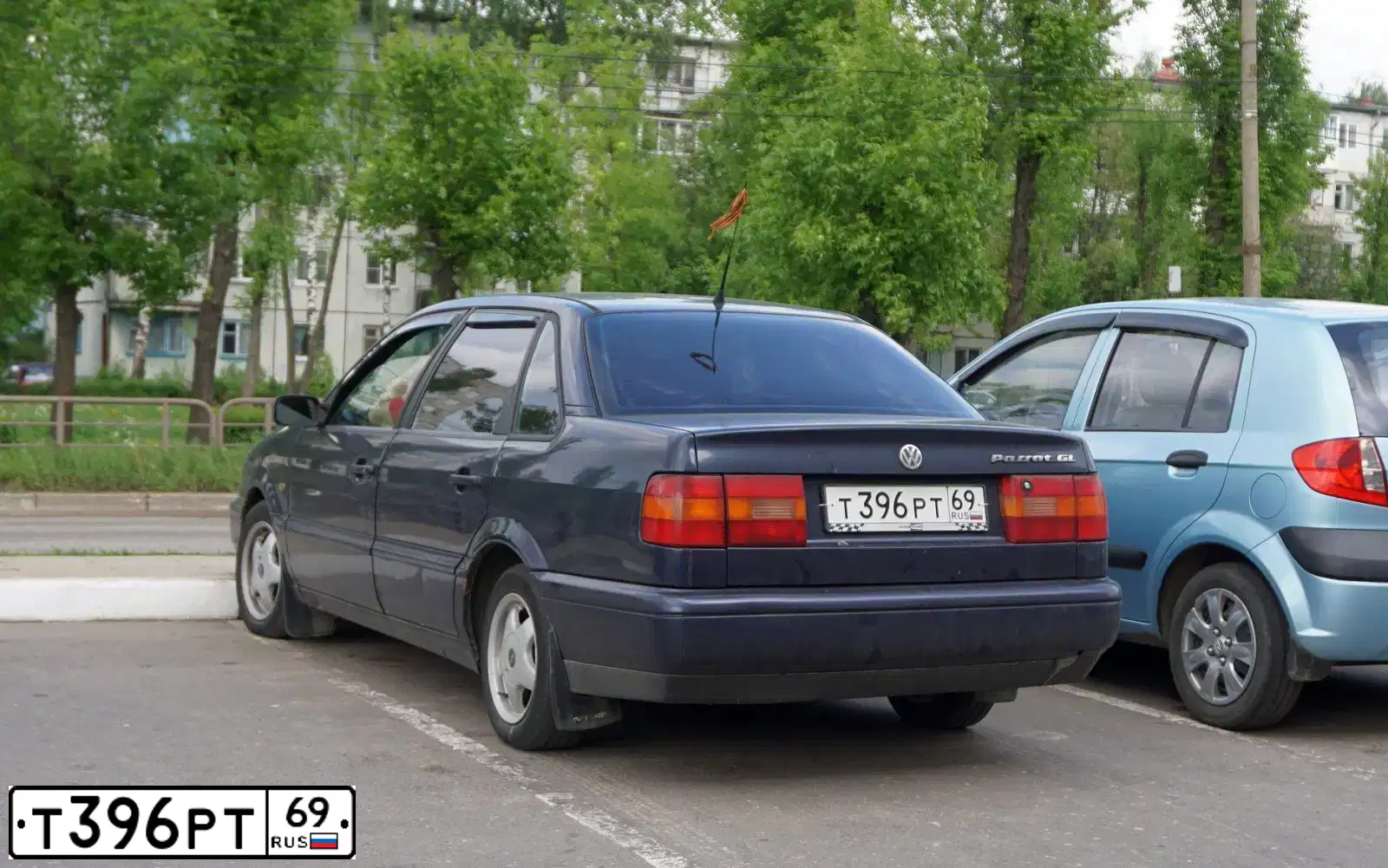 Фото автомобиля VOLKSWAGEN PASSAT, 1993 — госномер Х870СТ97. Цвет: синий