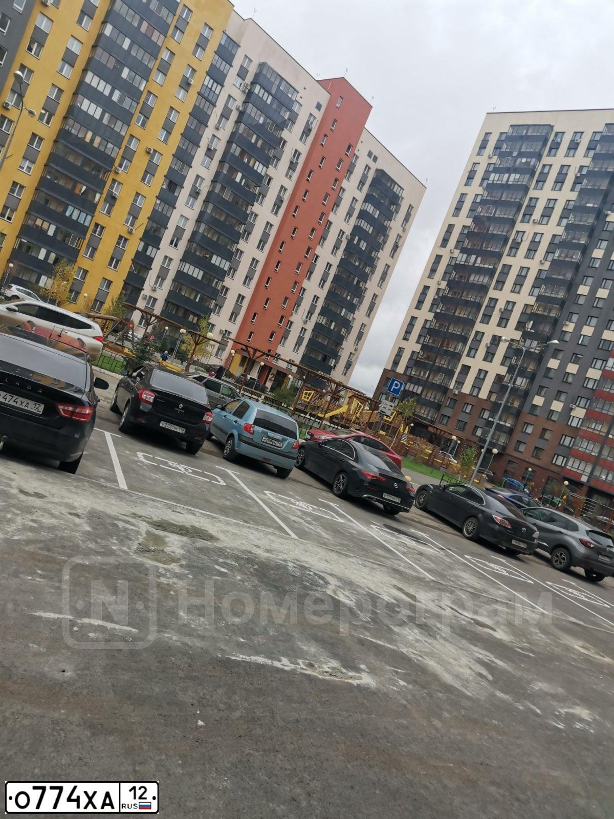 Фото автомобиля FORD FOCUS C-MAX, 2005 — госномер М090АК197. Цвет: КРАСНЫЙ ТЕМНЫЙ