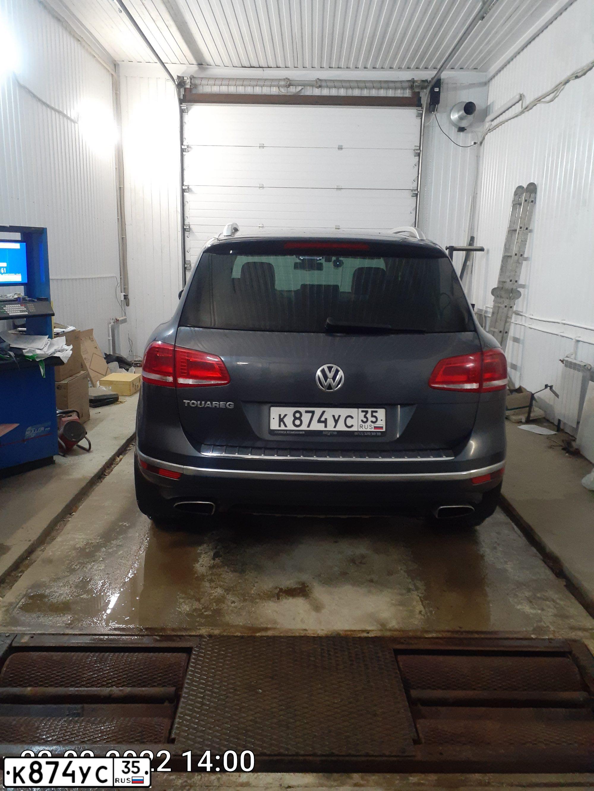 Фото автомобиля VOLKSWAGEN TOUAREG, 2015 — госномер К874УС35. Цвет: ТЕМНО-СЕРЫЙ