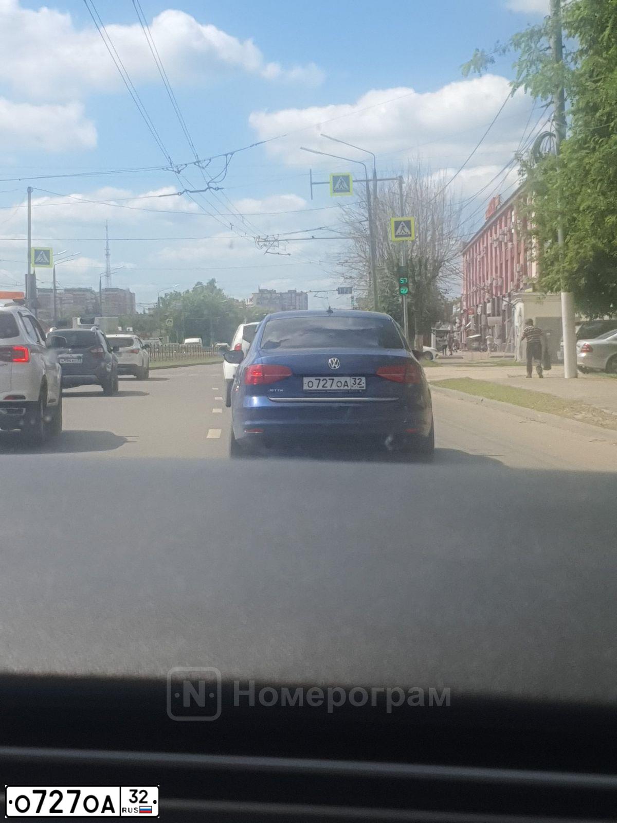 Фото автомобиля VOLKSWAGEN JETTA, 2018 — госномер О727ОА32. Цвет: ЯРКО-СИНИЙ