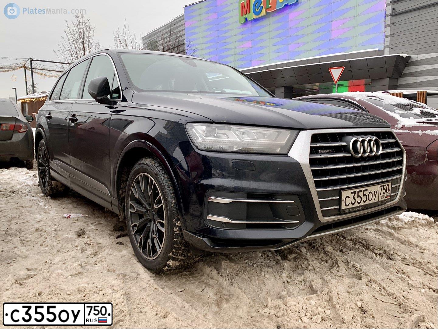 Фото автомобиля AUDI Q7, 2017 — госномер С355ОУ750. Цвет: ЧЕРНО-СИНИЙ