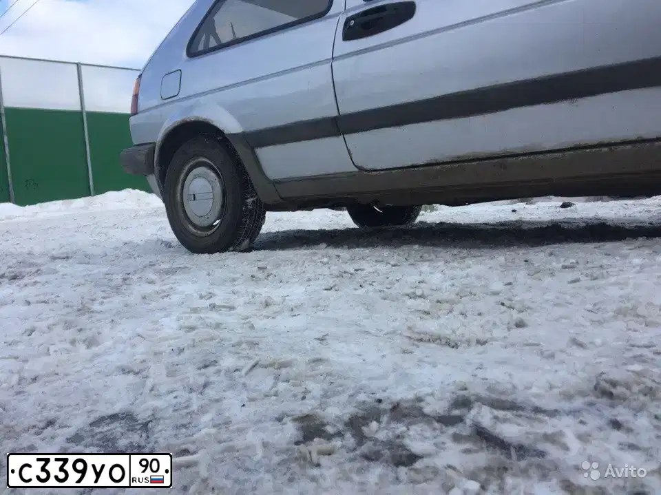 Фото автомобиля VOLKSWAGEN GOLF, 1991 — госномер У712ОЕ790. Цвет: Белый