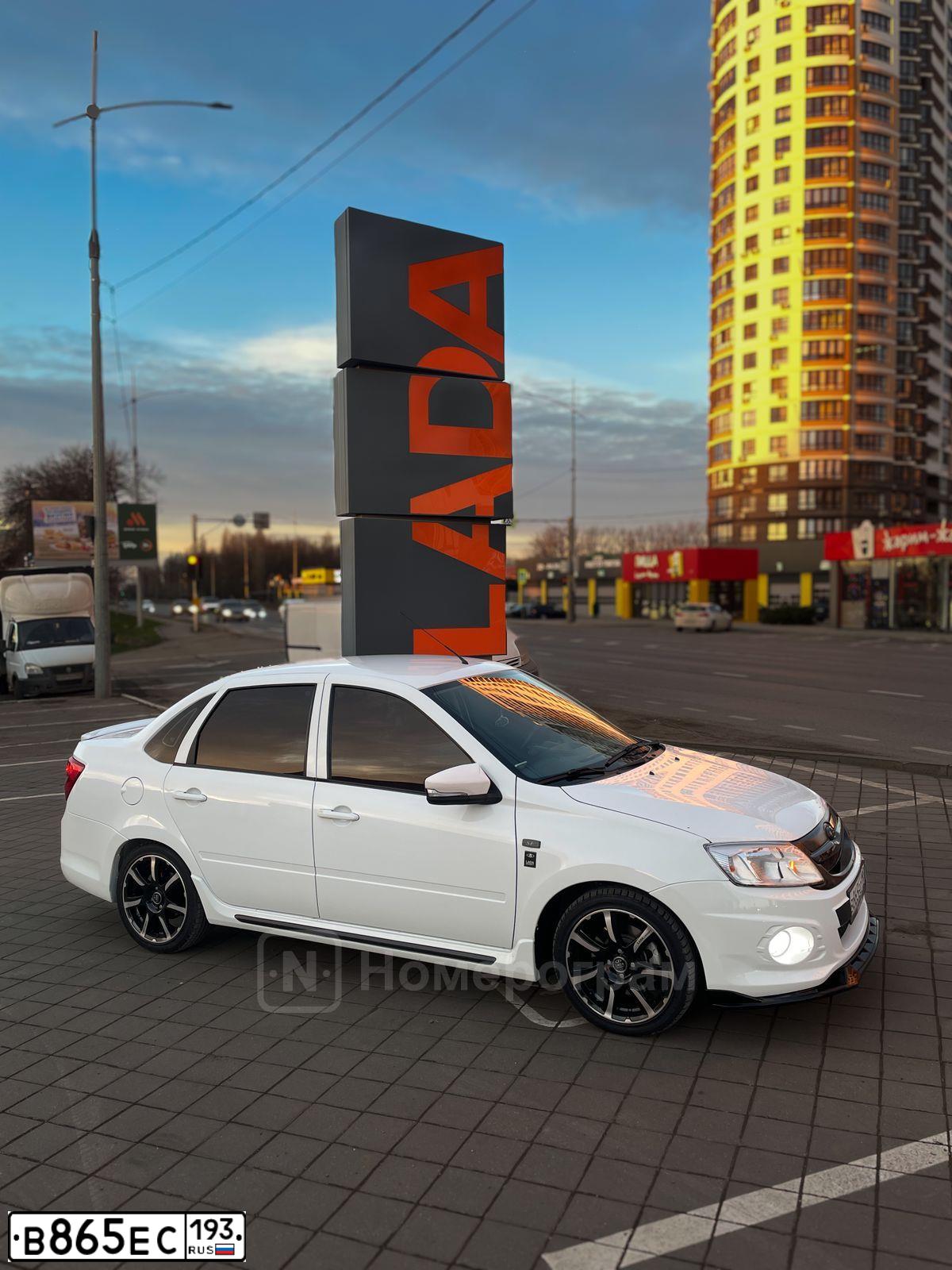 Фото автомобиля LADA 2190 GRANTA, 2013 — госномер В865ЕС193. Цвет: Белый