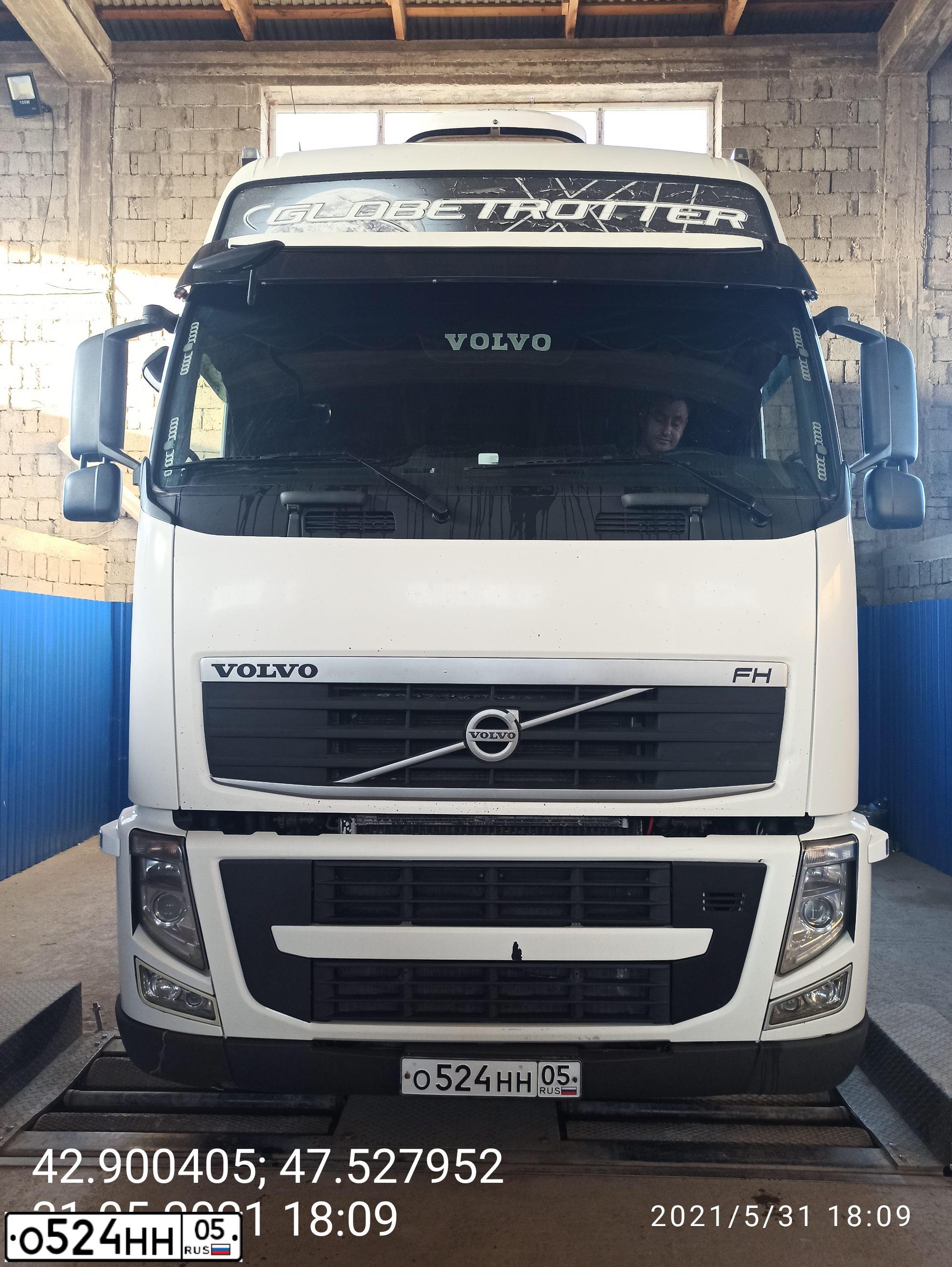 Фото автомобиля VOLVO SERIE FH /4X2/, 2011 — госномер Е855ОХ797. Цвет: Белый