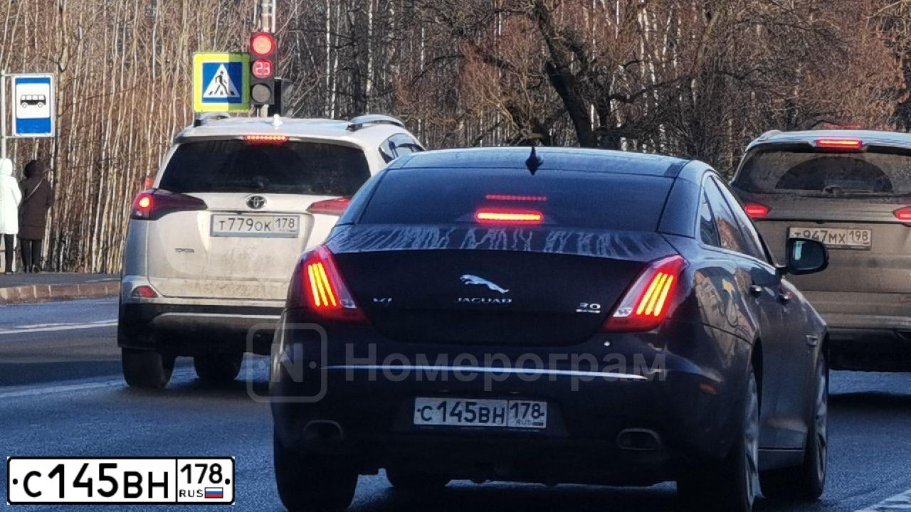 Фото автомобиля JAGUAR XJ-SERIE, 2014 — госномер С145ВН178. Цвет: КОРИЧНЕВЫЙ