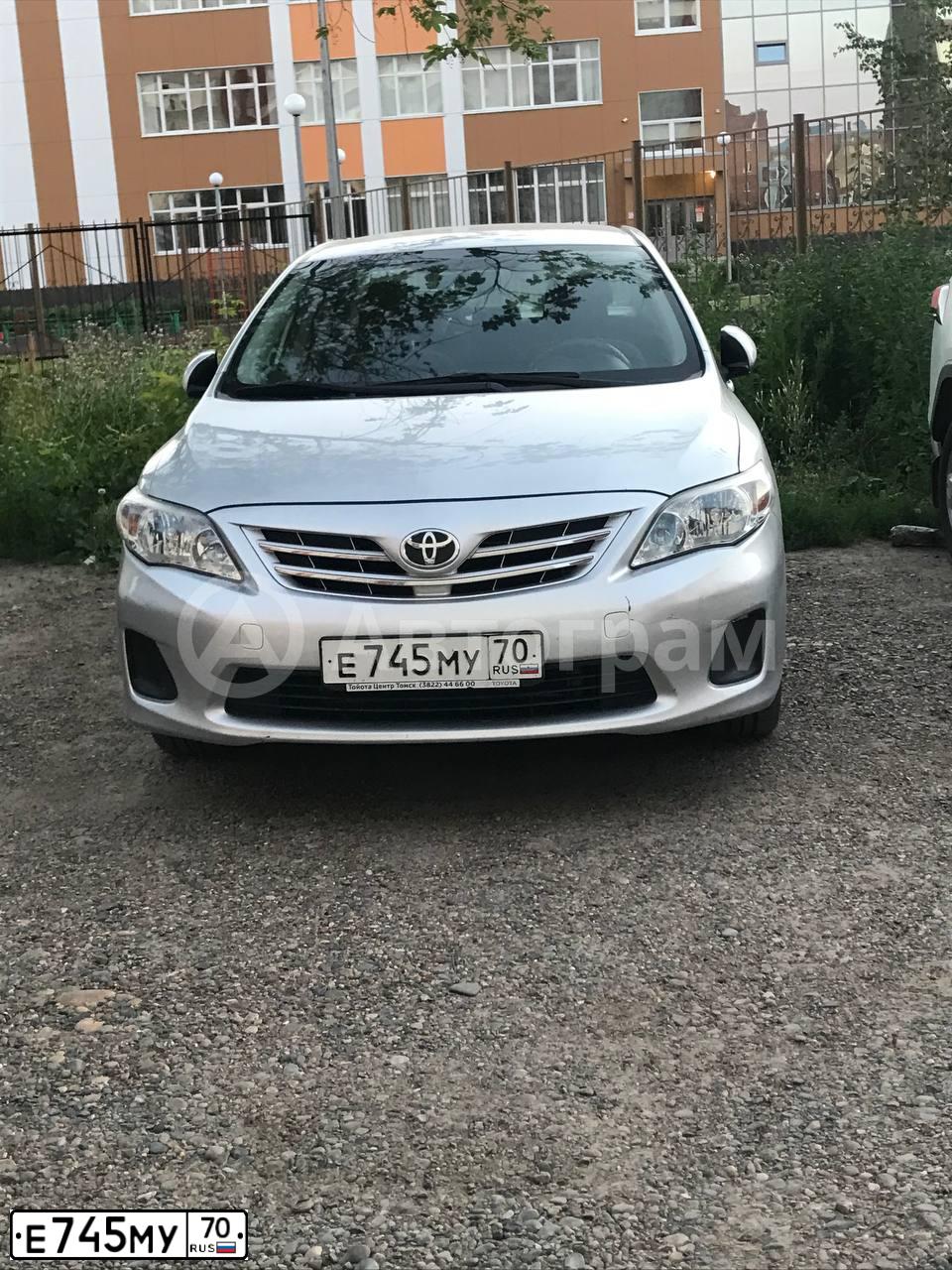 Фото автомобиля TOYOTA COROLLA, 2012 — госномер Е745МУ70. Цвет: Серебристый
