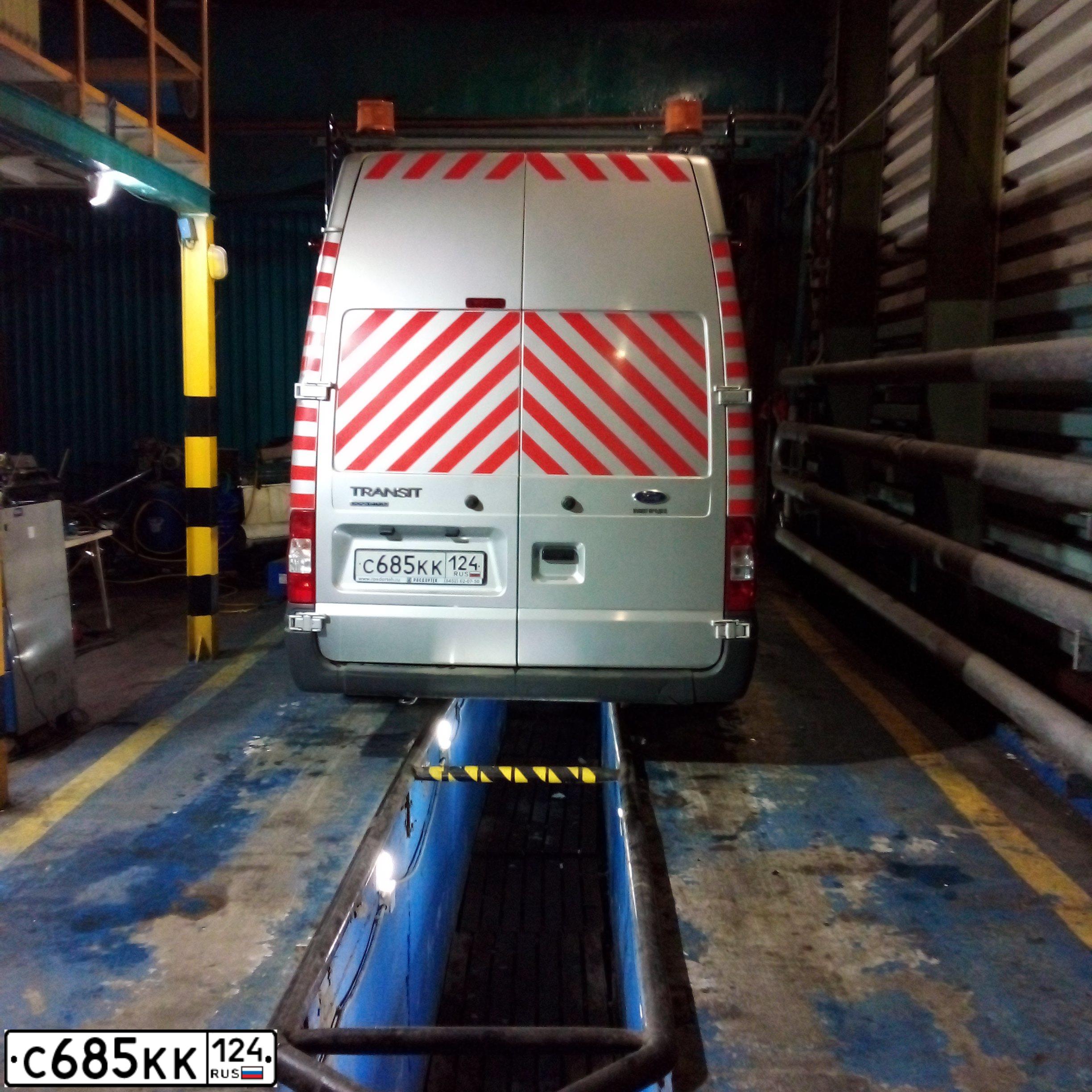 Фото автомобиля FORD TRANSIT, 2013 — госномер С685КК124. Цвет: СЕРЕБРИСТЫЙ