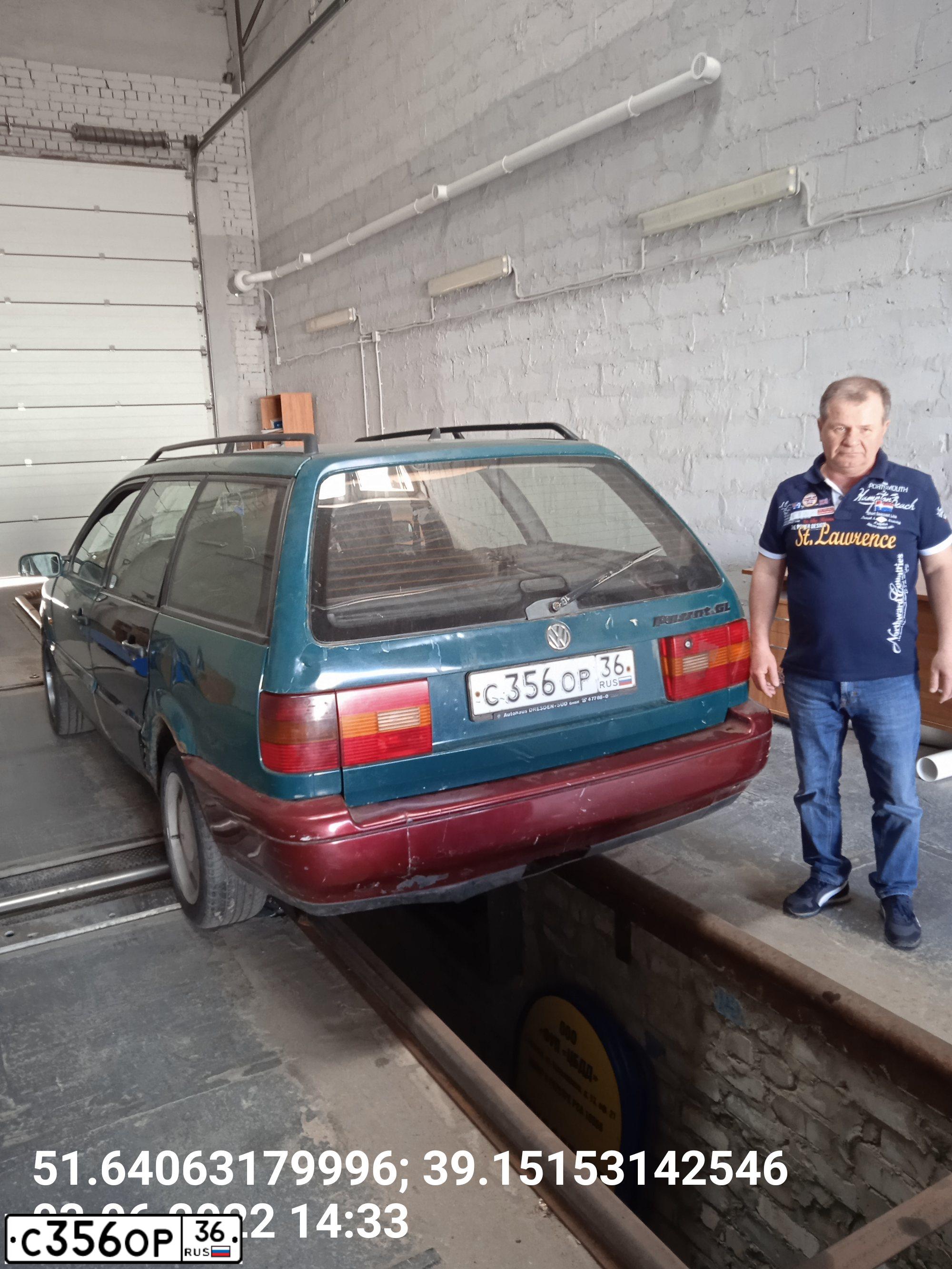 Фото автомобиля VOLKSWAGEN PASSAT, 1995 — госномер Е390ЕХ136. Цвет: ЗЕЛЕНЫЙ
