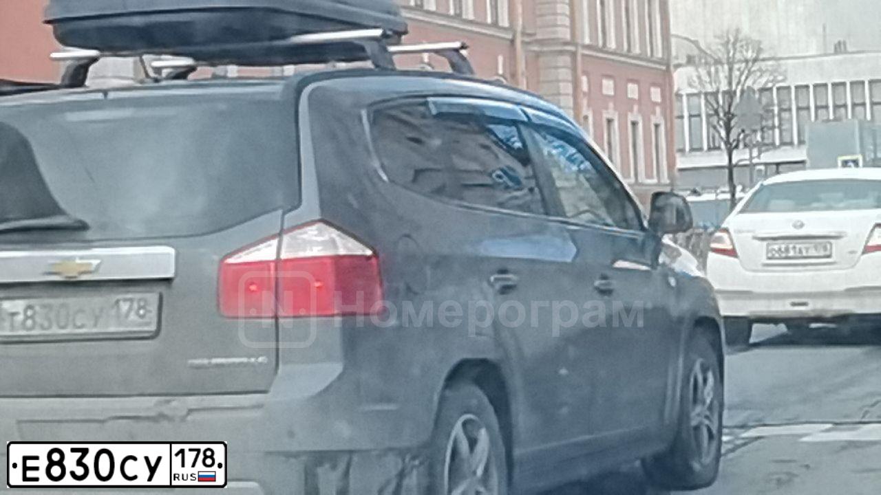 Фото автомобиля КРАЙСЛЕР ARMADA GRAND, 2001 — госномер Е830СУ178. Цвет: СЕРЕБРИСТЫЙ