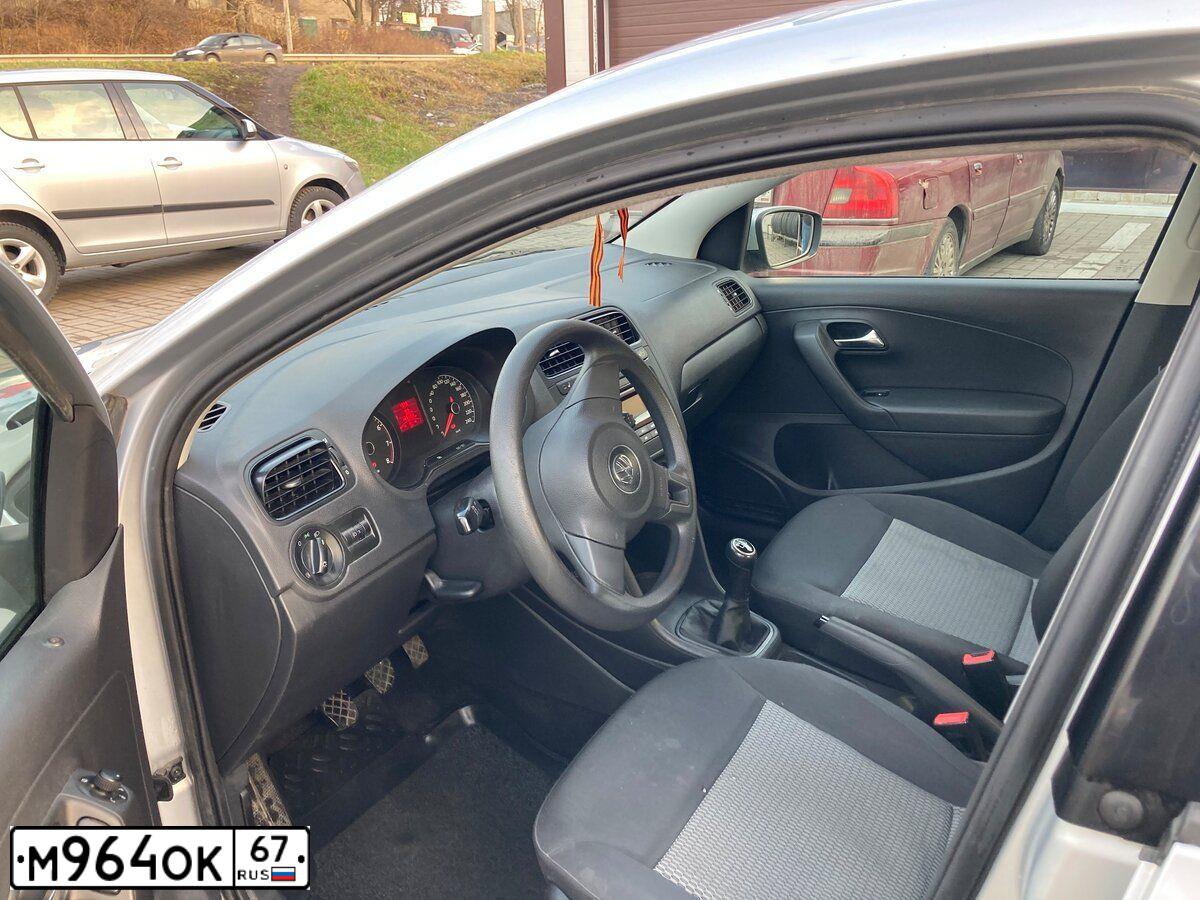 Фото автомобиля VOLKSWAGEN POLO, 2011 — госномер К165ТР178. Цвет: Серебристый