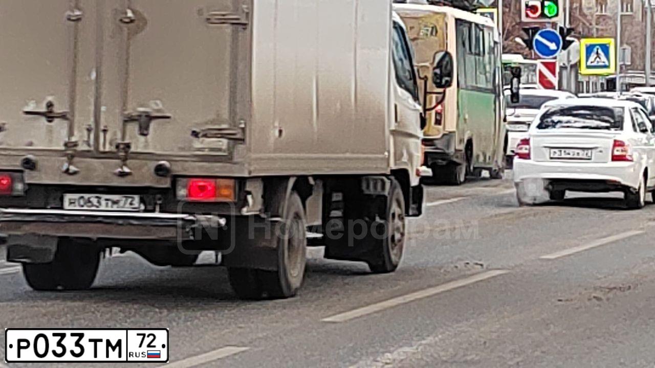 Фото автомобиля TOYOTA LANDCRUISER 200, 2015 — госномер Р033ТМ72. Цвет: ЧЕРНЫЙ