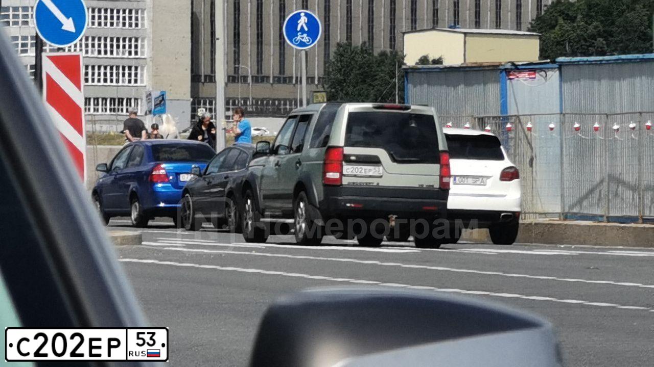 Фото автомобиля LANDROVER DISCOVERY, 2005 — госномер Н969НО10. Цвет: СВЕТЛО-ЗЕЛЕНЫЙ