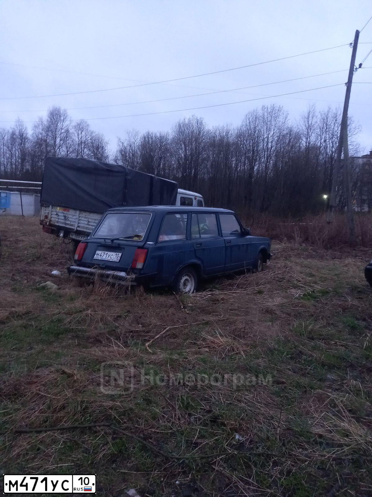 Фото автомобиля LADA 2104 LADA, 2004 — госномер М471УС10. Цвет: ТЕМНО-СИНИЙ