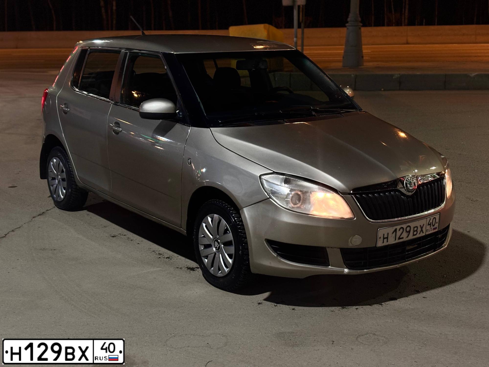 Фото автомобиля SKODA FABIA, 2011 — госномер Н129ВХ40. Цвет: СЕРЫЙ