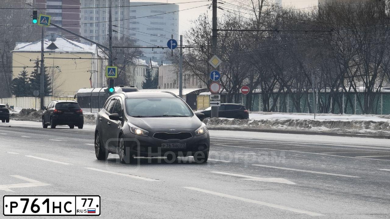 Фото автомобиля VOLVO ВОЛЬВО 940 2.3.I, 1992 — госномер Р761НС77. Цвет: СЕРЫЙ