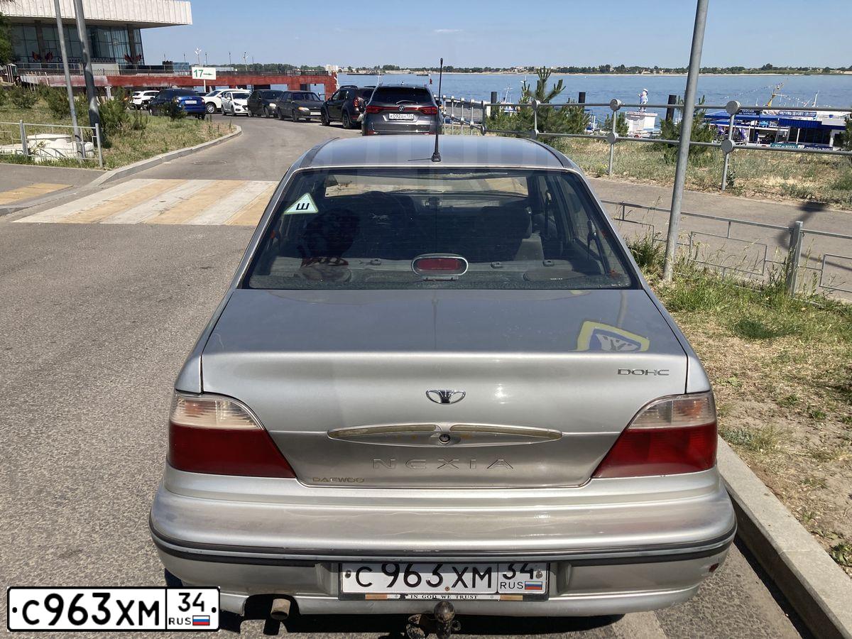 Фото автомобиля DAEWOO NEXIA, 2008 — госномер С963ХМ34. Цвет: Серебристый