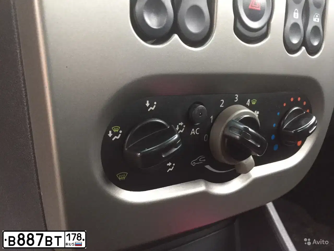 Фото автомобиля RENAULT LOGAN, 2011 — госномер В887ВТ178. Цвет: синий