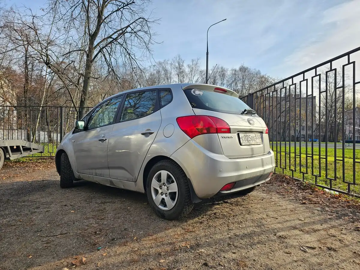 Фото автомобиля KIA VENGA, 2012 — госномер К025ВЕ550. Цвет: ПЕРЛАМ-СЕРЕБРИСТЫЙ