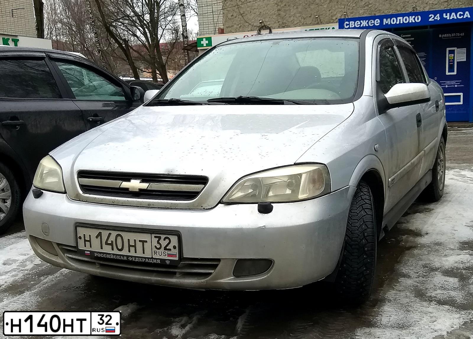 Фото автомобиля CHEVROLET VIVA, 2005 — госномер Н140НТ32. Цвет: Серебристый