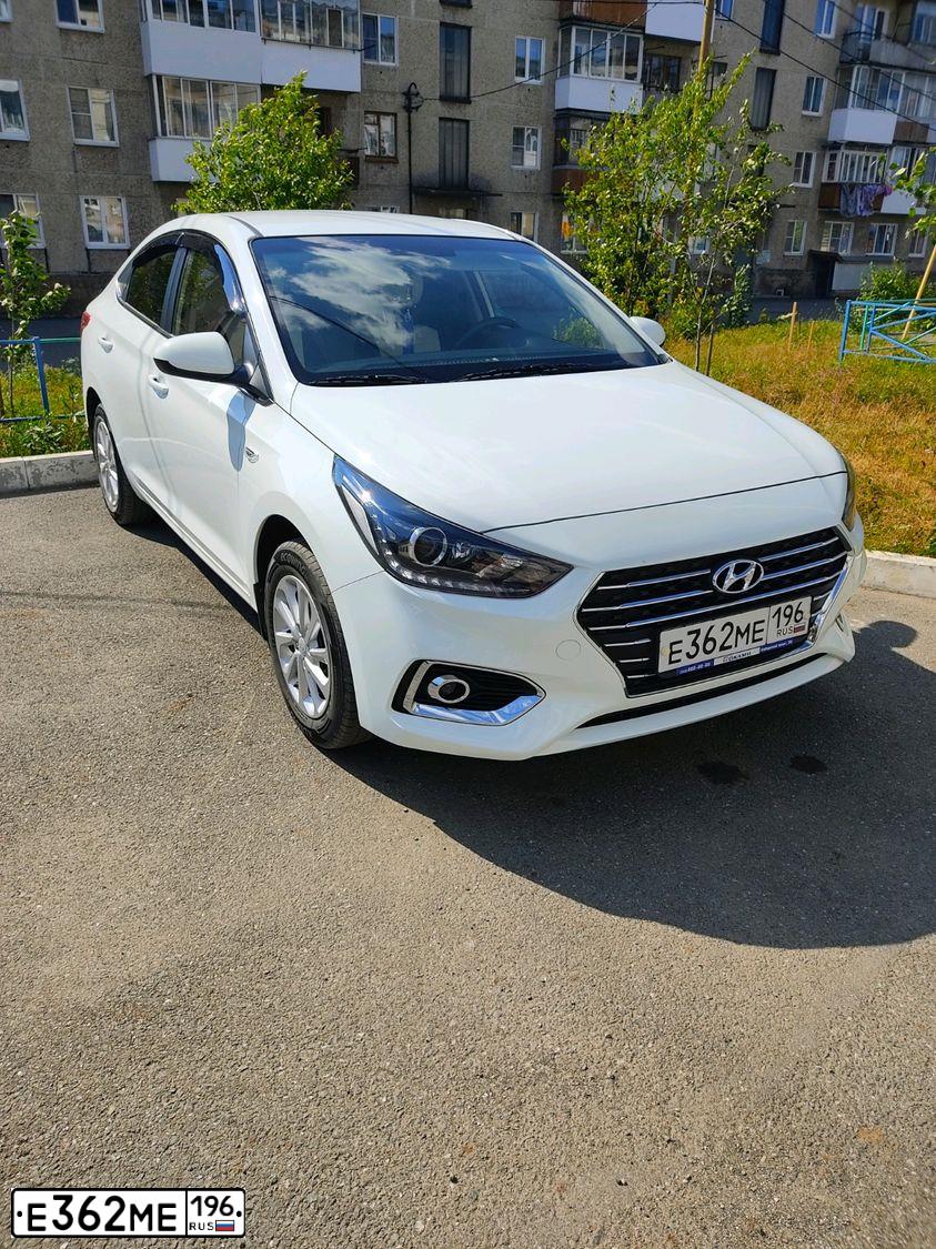 Фото автомобиля HYUNDAI SOLARIS, 2017 — госномер Е362МЕ196. Цвет: Белый