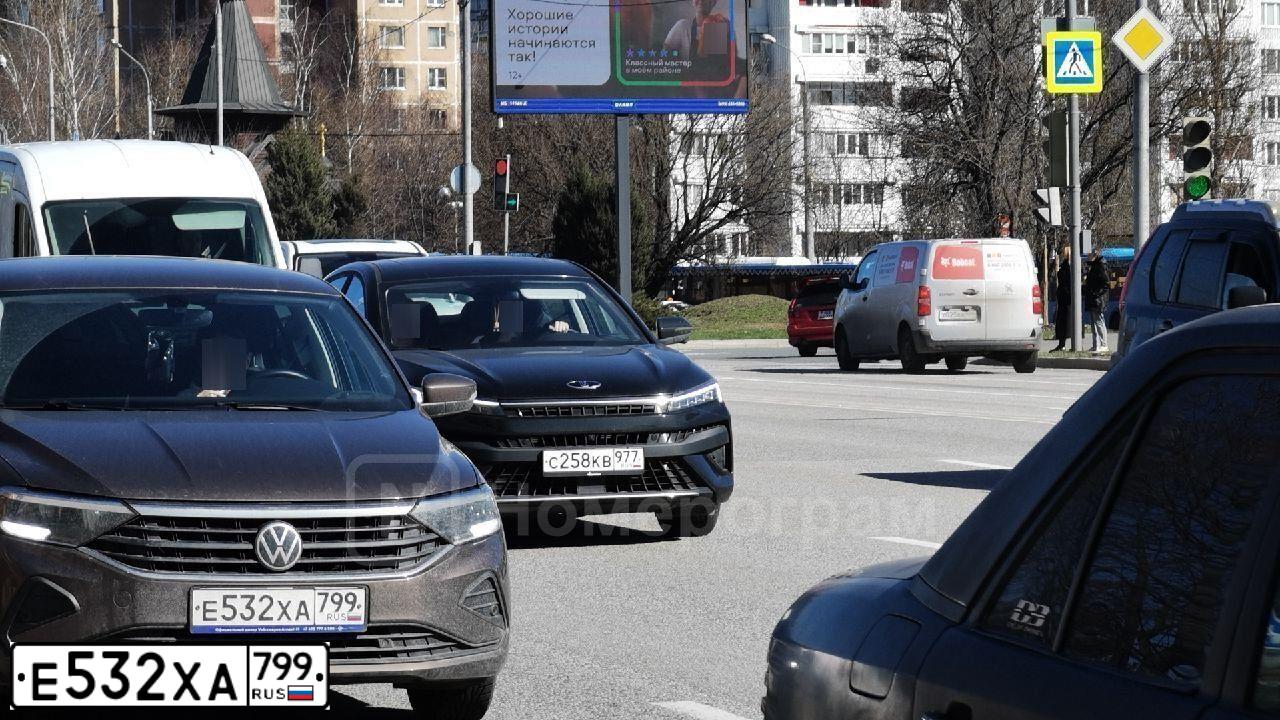 Фото автомобиля VOLKSWAGEN POLO, 2020 — госномер Е532ХА799. Цвет: Коричневый