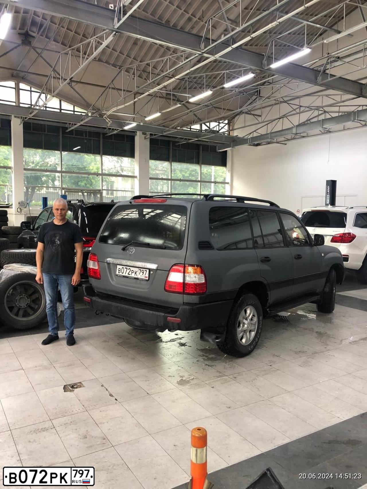 Фото автомобиля TOYOTA LANDCRUISER, 2002 — госномер У333ЕМ34. Цвет: СЕРЫЙ