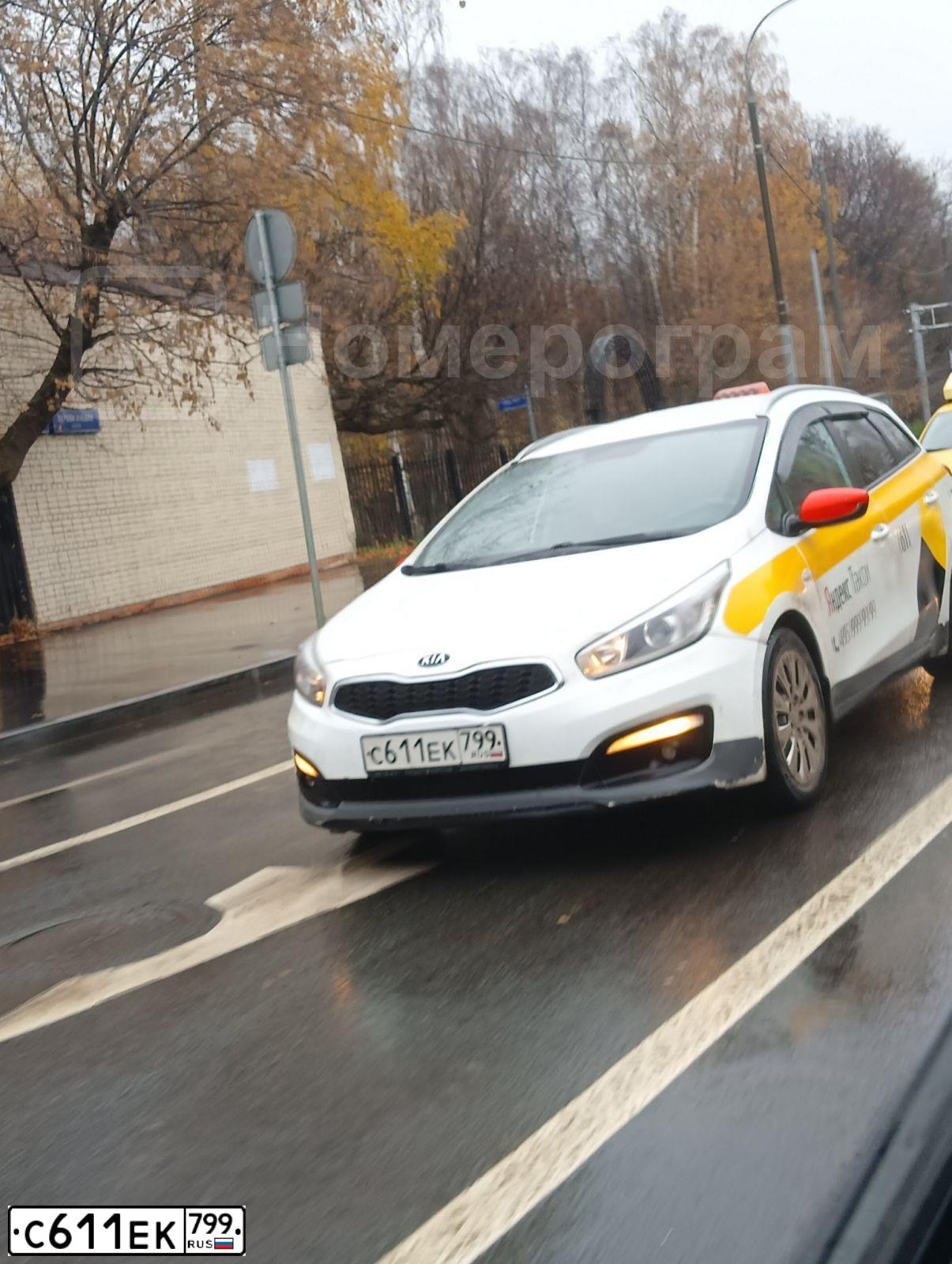 Фото автомобиля KIA CEE'D, 2017 — госномер С611ЕК799. Цвет: БЕЛЫЙ ЖЕЛТЫЙ СЕРЫЙ