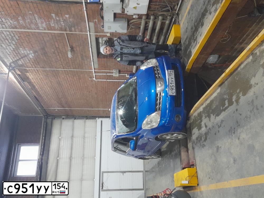 Фото автомобиля NISSAN NOTE, 2007 — госномер С951УУ154. Цвет: ЯРКО СИНИЙ