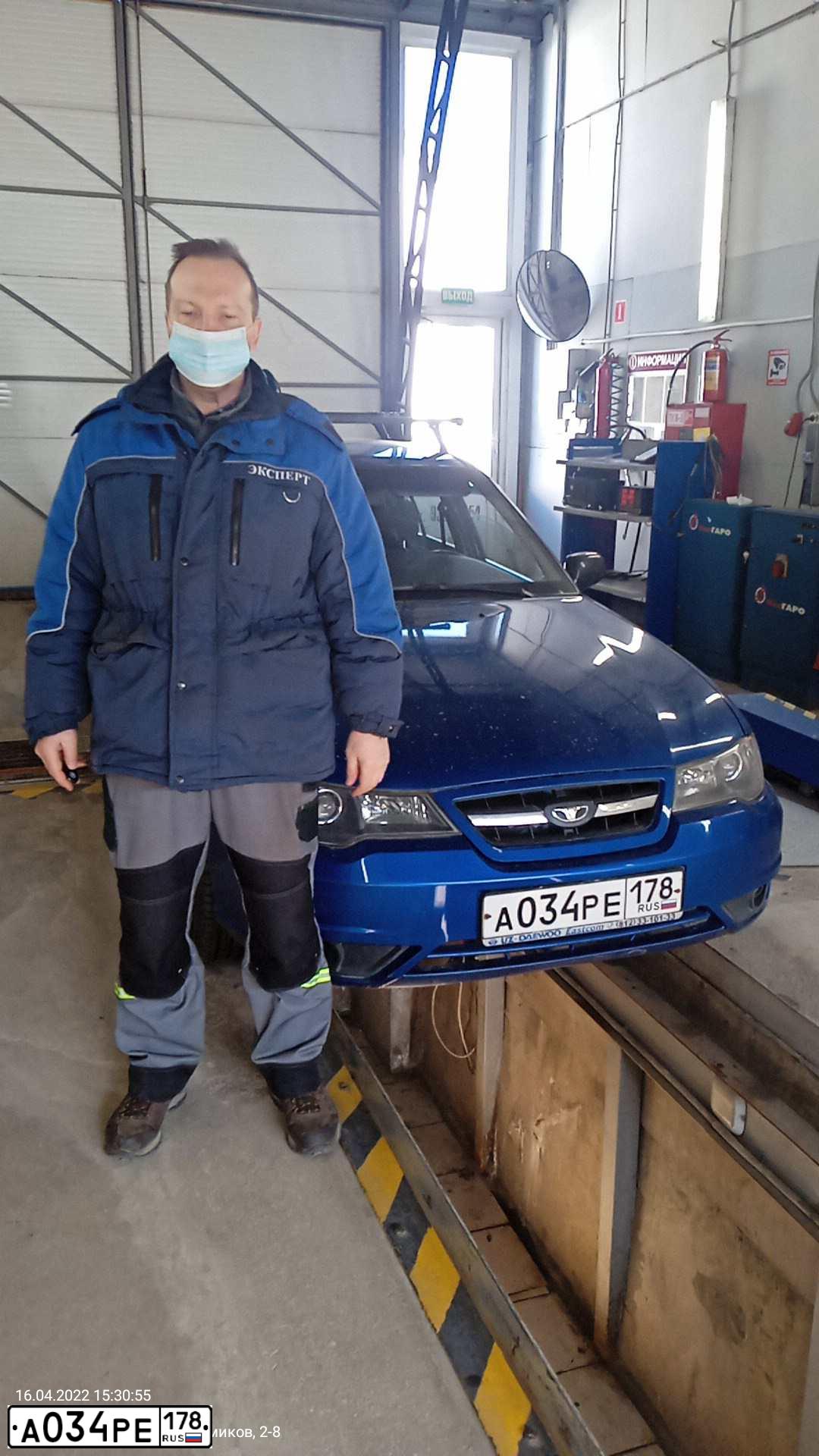 Фото автомобиля DAEWOO NEXIA, 2010 — госномер А034РЕ178. Цвет: СИНЕ-ГЛАЗУРИСТЫЙ