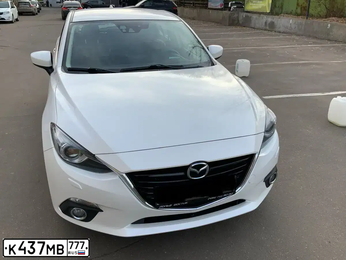 Фото автомобиля MAZDA 3, 2014 — госномер К437МВ777. Цвет: Белый