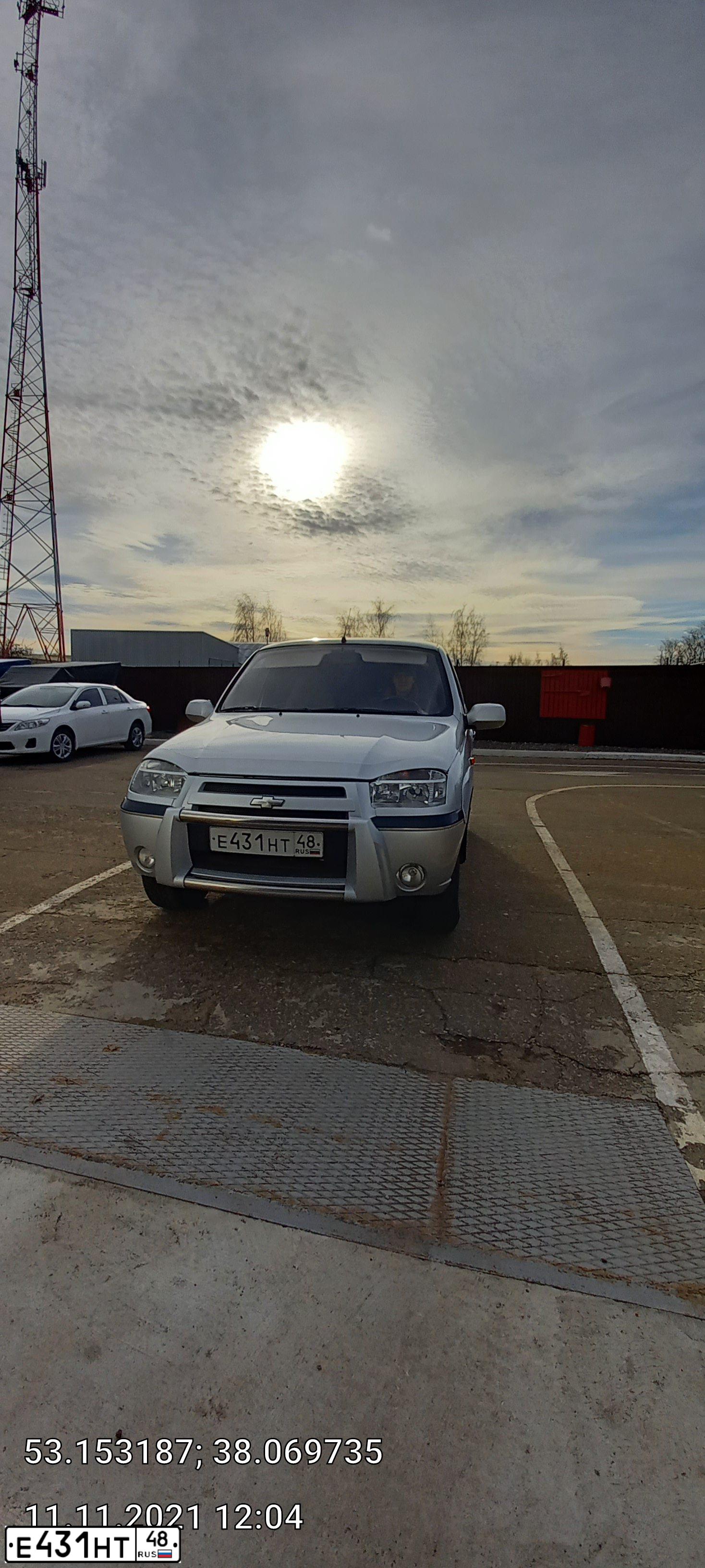 Фото автомобиля CHEVROLET T NIVA, 2005 — госномер М873ЕУ136. Цвет: Светло-серебристый металик