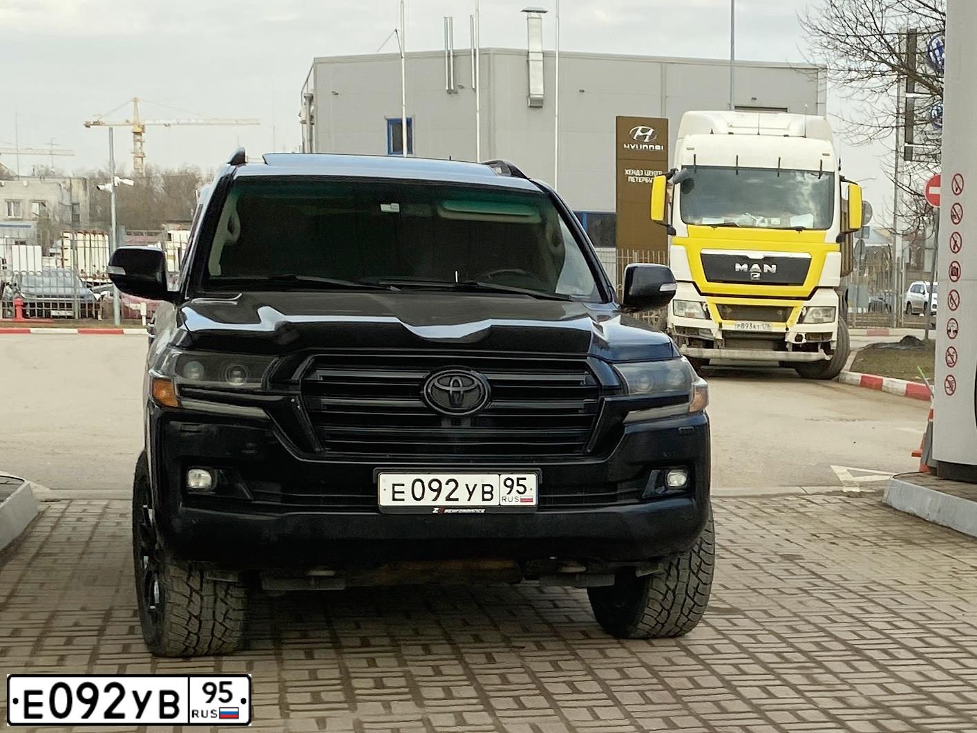 Фото автомобиля TOYOTA LAND CRUISER 200, 2009 — госномер М270АР250. Цвет: ЧЕРНЫЙ