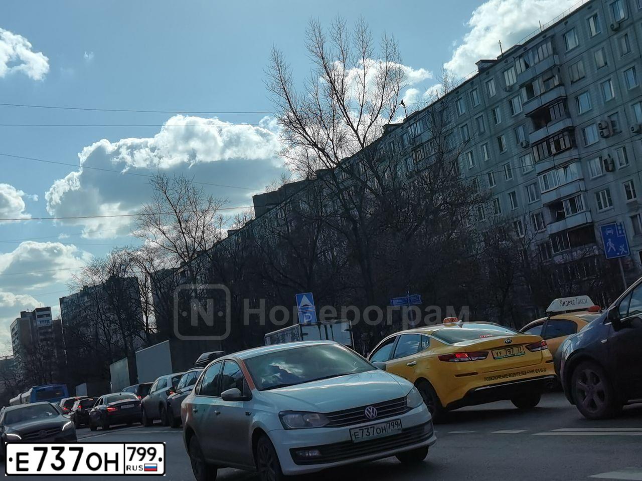 Фото автомобиля VOLKSWAGEN POLO, 2019 — госномер Е737ОН799. Цвет: Белый