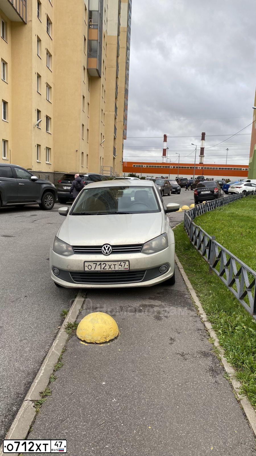 Фото автомобиля VOLKSWAGEN POLO, 2013 — госномер О712ХТ47. Цвет: СЕРЕБРИСТО-ЖЕЛТЫЙ