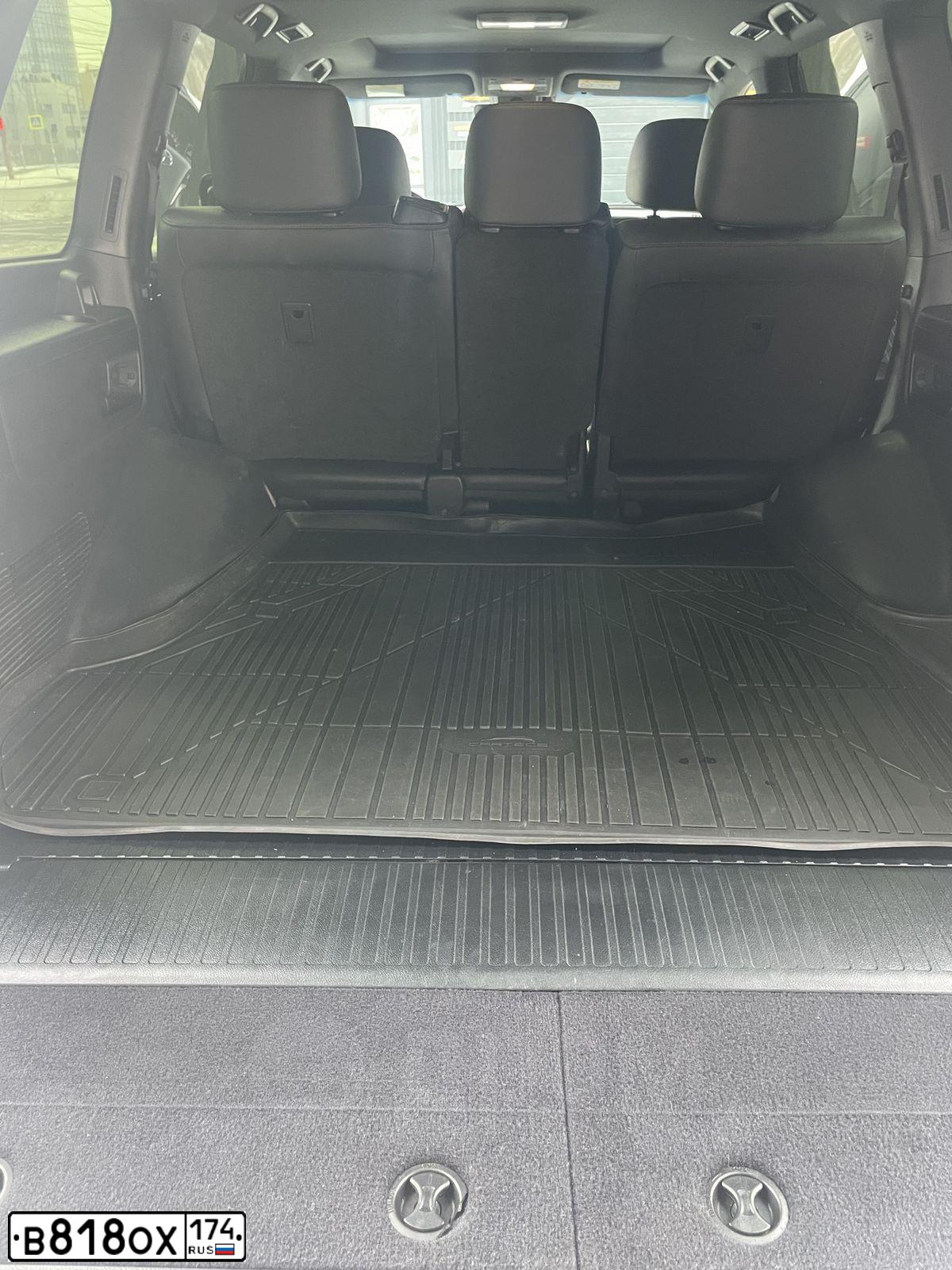 Фото автомобиля TOYOTA LANDCRUISER 200, 2011 — госномер Т730ХЕ174. Цвет: СЕРЕБРИСТЫЙ