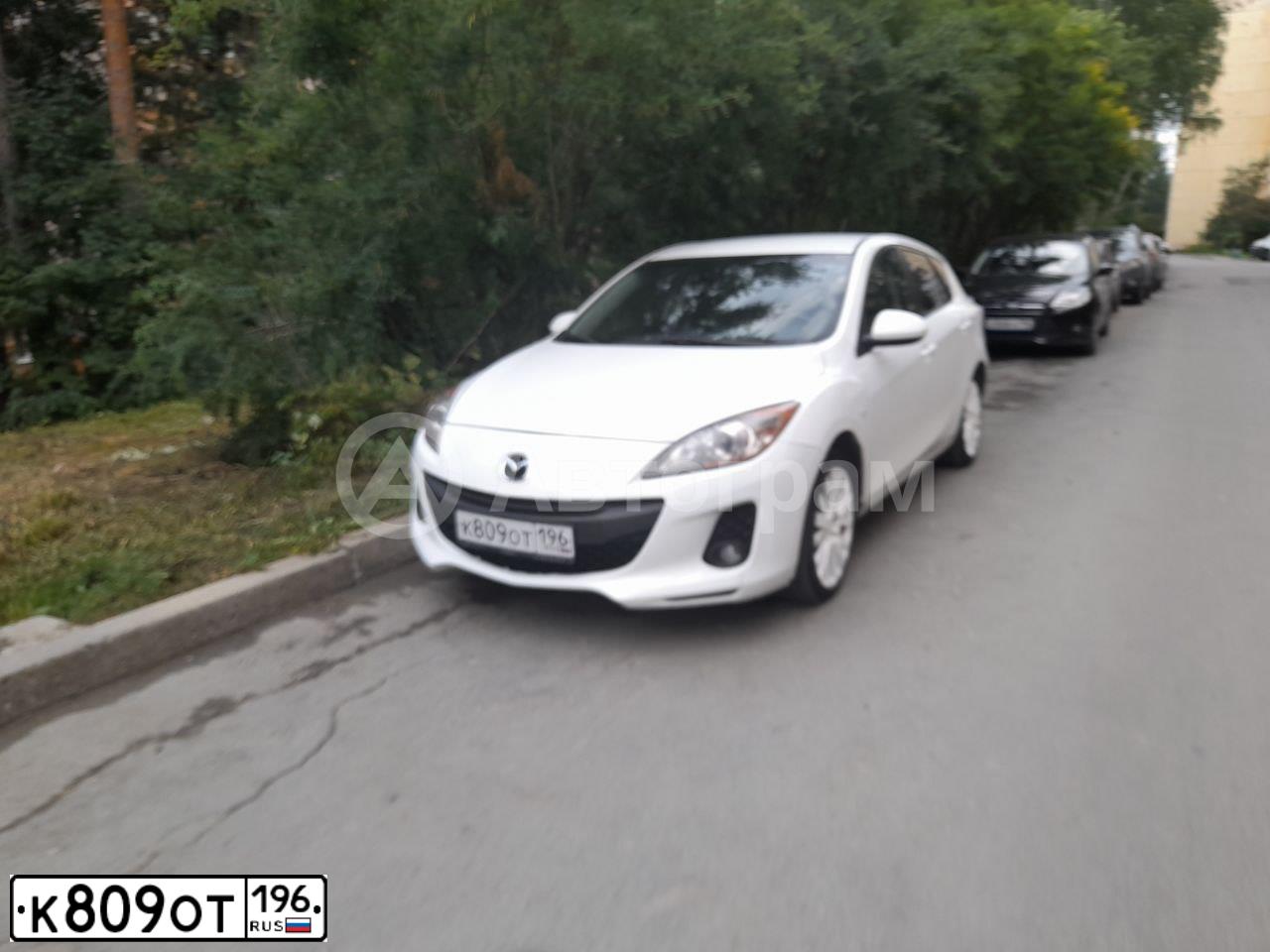 Фото автомобиля MAZDA A 3, 2012 — госномер Р330ОС196. Цвет: Белый